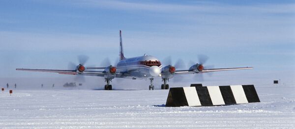 Самолет ИЛ-18 на аэродроме станции Молодежная Самолет ИЛ-18 на аэродроме станции Молодежная - Sputnik Беларусь