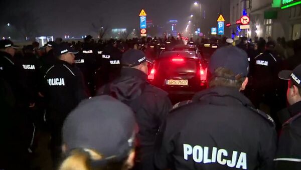 Полицейские охраняли кортеж Качиньского от протестующих в Кракове - Sputnik Беларусь