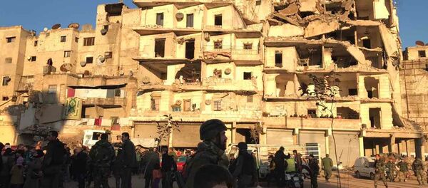 Жители Алеппо после вывода боевиков и членов их семей из восточного Алеппо - Sputnik Беларусь