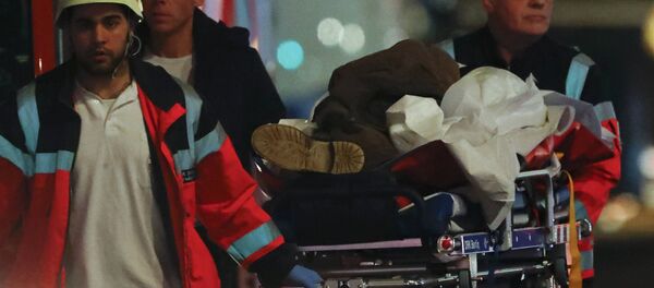 Спасатели везут выжившего в результате инцидента в Берлине - Sputnik Беларусь