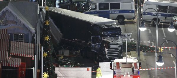 Неизвестный на грузовике протаранил толпу на рождественской ярмарке в центре Берлина Неизвестный на грузовике протаранил толпу на рождественской ярмарке в центре Берлина - Sputnik Беларусь