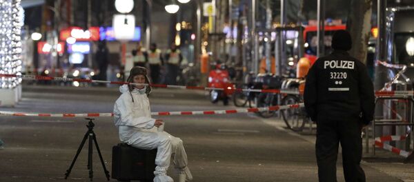 Полиция работает на месте трагедии в Берлине, где грузовик врезался в толпу на рождественской ярмарке - Sputnik Беларусь