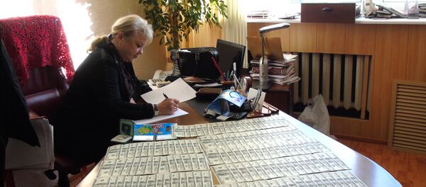 Управляющая Фонда социальной защиты населения Министерства труда и социальной защиты Республики Беларусь Людмила Бачило пишет явку с повинной Управляющая Фонда социальной защиты населения Министерства труда и социальной защиты Республики Беларусь Людмила Бачило пишет явку с повинной - Sputnik Беларусь