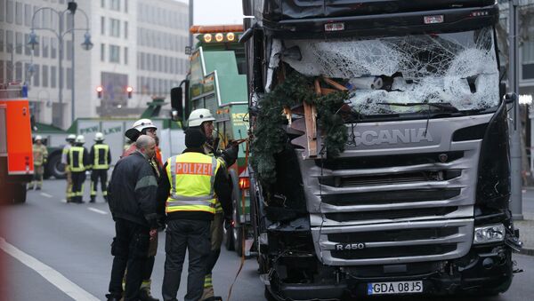 Пожарные и полицейские возле фуры, убившей 12 человек в Берлине - Sputnik Беларусь
