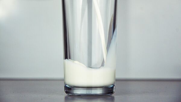 Молоко в стакане. Архивное фото - Sputnik Беларусь