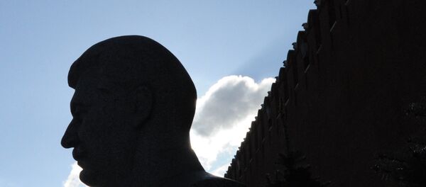 Бюст на могиле Сталина у кремлевской стены - Sputnik Беларусь