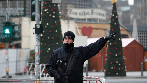 Берлинский полицейский возле места теракта в центре столицы Германии - Sputnik Беларусь