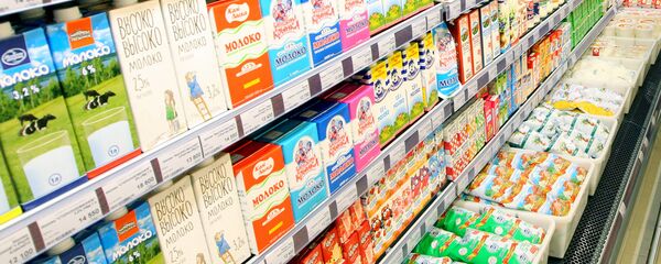 Молоко в гипермаркете, архивное фото Молоко в гипермаркете, архивное фото - Sputnik Беларусь