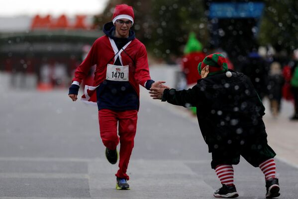 Санта-Клаус финиширует в забеге в парке Монтеррее в Мехико - Sputnik Беларусь