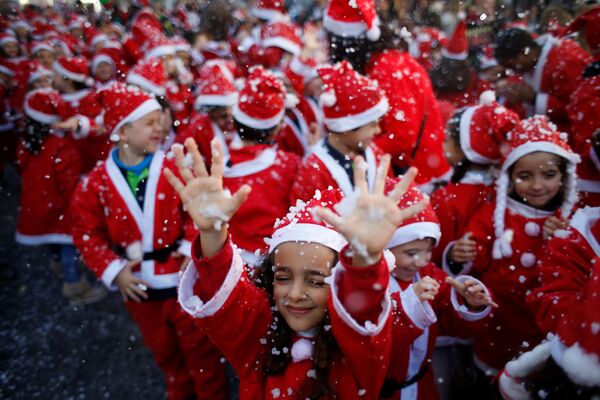 Дети в костюмчиках Санта-Клауса в благотворительном параде в португальском Лиссабоне - Sputnik Беларусь