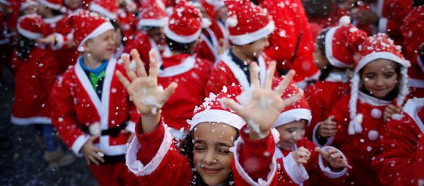 Дети в костюмчиках Санта-Клауса в благотворительном параде в португальском Лиссабоне - Sputnik Беларусь