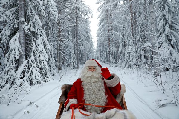 Санта-Клаус едет в санях за Полярным кругом - Sputnik Беларусь