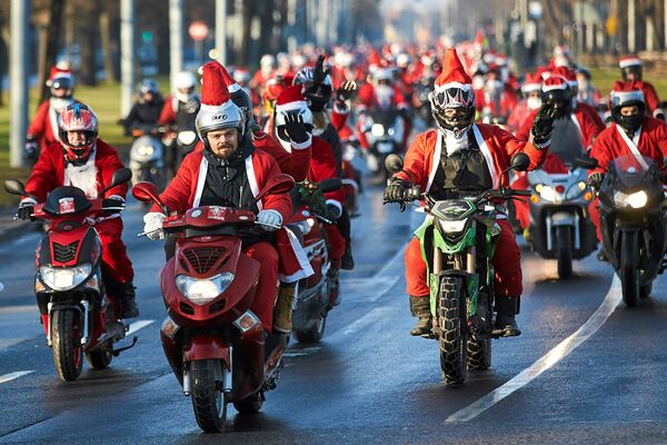 Санта-Клаусы едут на мотоциклах на улице Гданьска - Sputnik Беларусь