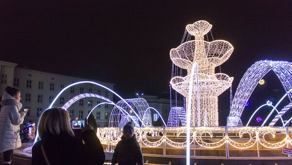 В этом году город подготовил брестчанам много сюрпризов, один из них - фонтан из гирлянд на площади Ленина - Sputnik Беларусь