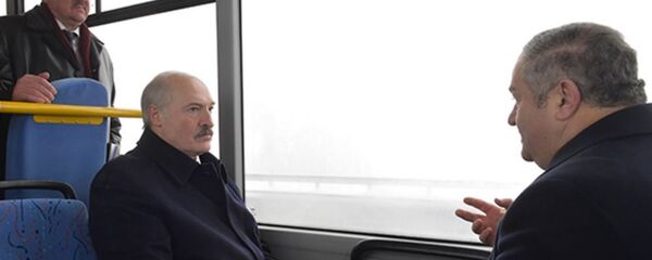Лукашенко в автобусе на МКАД-2 Лукашенко в автобусе на МКАД-2 - Sputnik Беларусь
