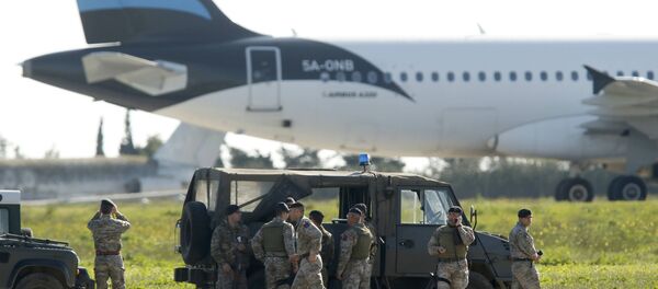 Мальтийские войска возле угнанныйого самолета Afriqiyah Airways Airbus A320 - Sputnik Беларусь