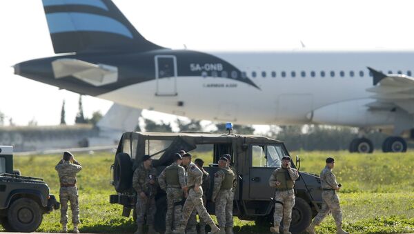 Мальтийские войска возле угнанныйого самолета Afriqiyah Airways Airbus A320 - Sputnik Беларусь