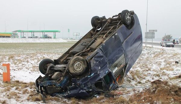 Перевернувшийся в результате ДТП микроавтобус - Sputnik Беларусь