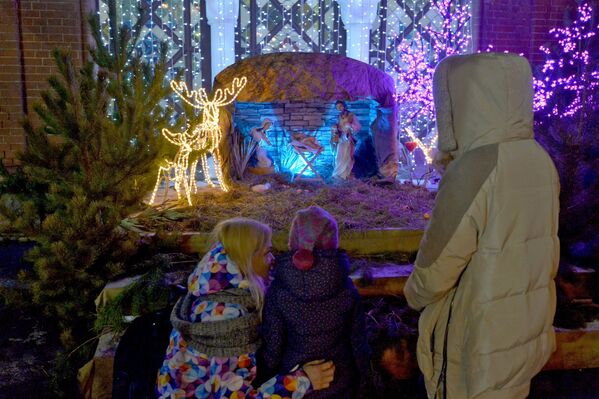 Минчане возле рождественского вертепа у стен костела святых Симеона и Елены - Sputnik Беларусь