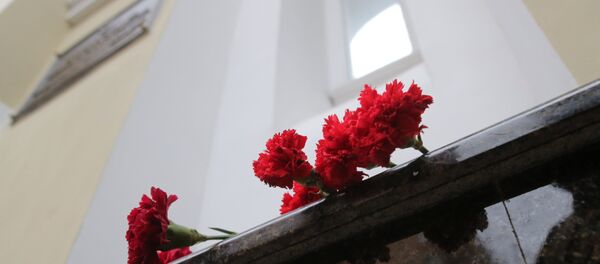 Цветы в память о погибших в крушении самолета Ту-154 Минобороны РФ у здания ансамбля им. А.В. Александрова - Sputnik Беларусь