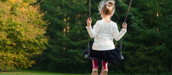 Девочка на качелях - Sputnik Беларусь