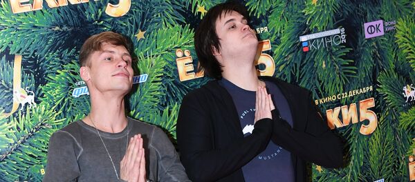 Акцёры Аляксандр Галавін і Аляксандр Дамагараў мл. (справа) на прэм'еры фільма Ёлкі 5 Акцёры Аляксандр Галавін і Аляксандр Дамагараў мл. (справа) на прэм'еры фільма Ёлкі 5 - Sputnik Беларусь
