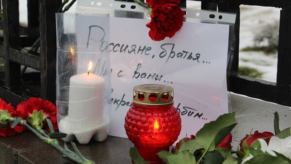 Цветы и лампады у посольства России в Минске - Sputnik Беларусь