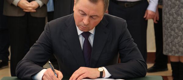 Министр иностранных дел Владимир Макей посетил посольство РФ и сделал запись в Книге соболезнований - Sputnik Беларусь