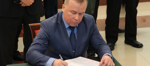 Министр спорта и туризма Беларуси Александр Шамко сделал запись в Книге соболезнований - Sputnik Беларусь