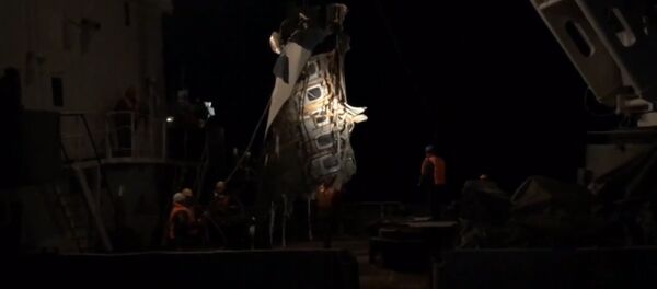 Спасатели МЧС подняли из Черного моря часть фюзеляжа Ту-154. Кадры операции Спасатели МЧС подняли из Черного моря часть фюзеляжа Ту-154. Кадры операции - Sputnik Беларусь