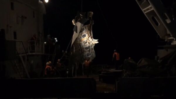Спасатели МЧС подняли из Черного моря часть фюзеляжа Ту-154. Кадры операции - Sputnik Беларусь