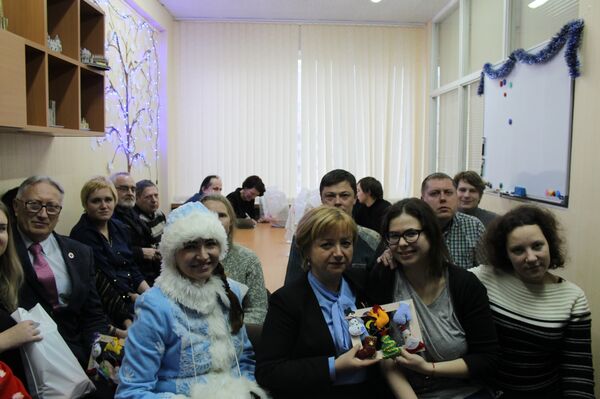 Генеральный секретарь Белорусского Общества Красного Креста Ольга Мычко и сотрудники БОКК вручили подарки пациентам Открытого дома  - Sputnik Беларусь