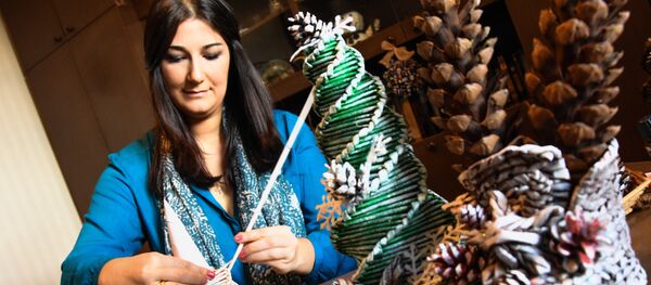 Новогодние украшения: елочка из макулатуры - Sputnik Беларусь