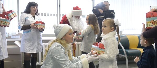 Видеофакт: елка для детей с пересаженными органами прошла в Минске - Sputnik Беларусь