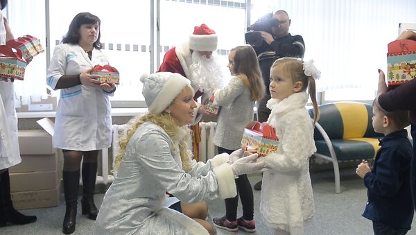 Видеофакт: елка для детей с пересаженными органами прошла в Минске - Sputnik Беларусь