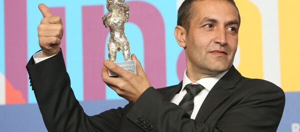 Непрофессиональный актер, цыган Назиф Муич с Серебряным медведем - Sputnik Беларусь