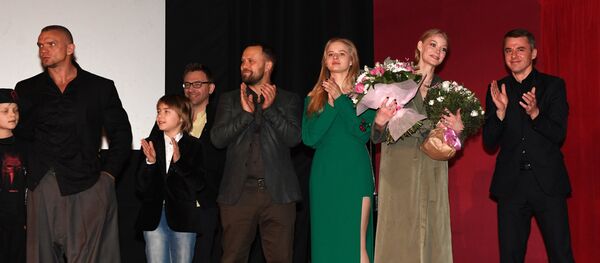 Акцёры Ігар Пятрэнка, Святлана Ходчанкава, Аляксандра Борціч і Кірыл Плятнёў (справа налева) на прэм'еры фільма Андрэя Краўчука Вікінг Акцёры Ігар Пятрэнка, Святлана Ходчанкава, Аляксандра Борціч і Кірыл Плятнёў (справа налева) на прэм'еры фільма Андрэя Краўчука Вікінг - Sputnik Беларусь