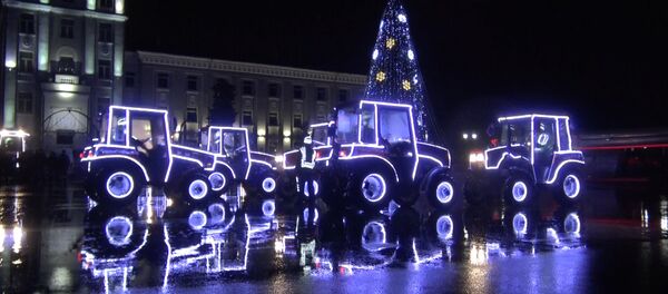 Видеофакт: Новогоднее танцевальное шоу тракторов возле МТЗ - Sputnik Беларусь