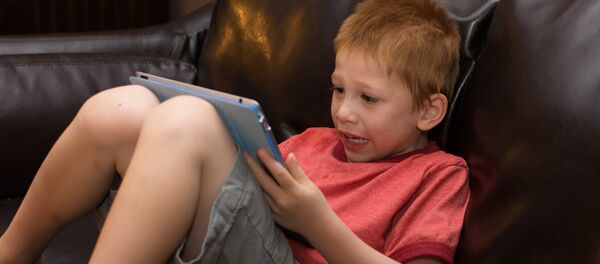 Ребенок играет в игру на планшете, архивное фото - Sputnik Беларусь