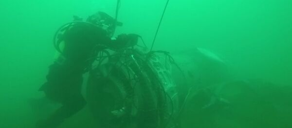 Работа водолазов МЧС РФ по поиску под водой и подъему фрагментов Ту-154 Работа водолазов МЧС РФ по поиску под водой и подъему фрагментов Ту-154 - Sputnik Беларусь