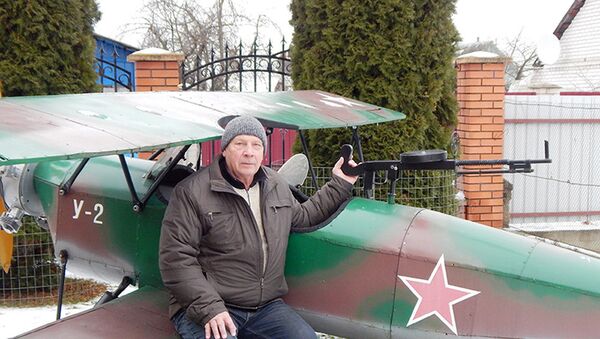Копію баявого самалета-разведчыка У-2 устанавіў ля сваёй сядзібы  жыхар Оршы - Sputnik Беларусь