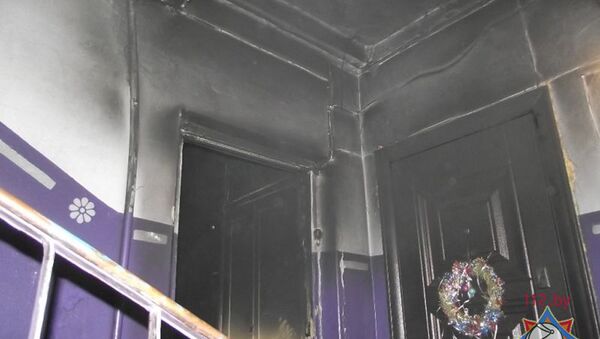 Дверь сгоревшей в Мозыре квартиры - Sputnik Беларусь