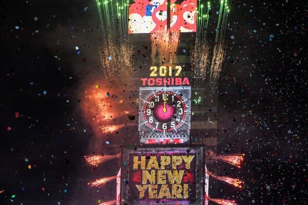 Фейерверками и конфетти отметили Новый год на Таймс-Сквер в Нью-Йорке, США. 1 января 2017 года - Sputnik Беларусь