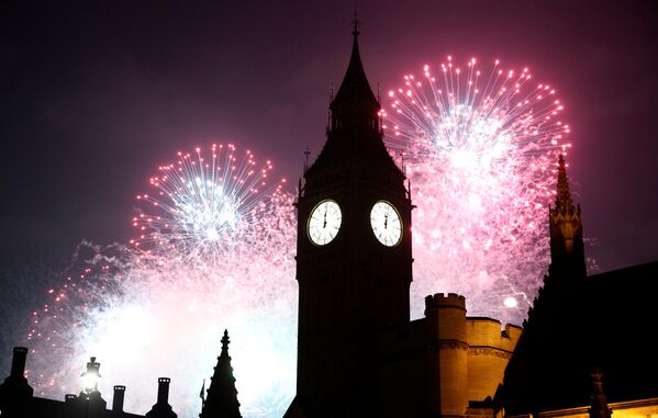 Новогодний фейерверк в небе над башней Биг-Бен в Лондоне, Великобритания. 1 января 2017 года - Sputnik Беларусь