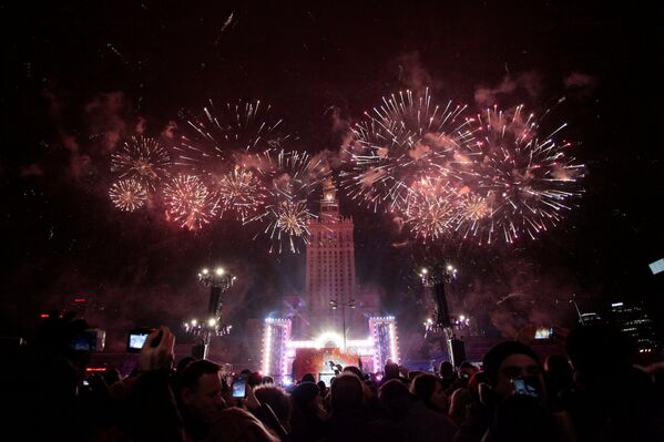 Праздничный салют в честь Нового года над Дворцом культуры в Варшаве, Польша. 1 января 2017 года - Sputnik Беларусь