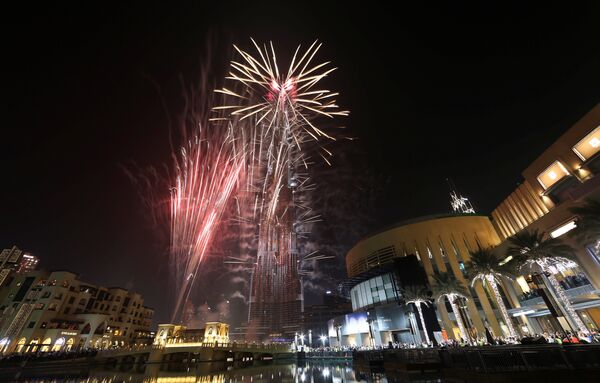 Фейерверк вокруг самого высокого здания в мире Бурдж-Халифа в Дубае во время Новогодних торжеств, ОАЭ. 1 января 2017 года - Sputnik Беларусь