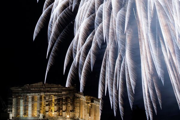 Праздничный салют над древним храмом Парфенона на холме Акрополя во время торжеств Нового года в Афинах, Греция. 1 января 2017 года - Sputnik Беларусь