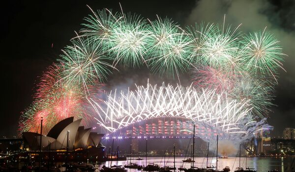 Красочный новогодний фейерверк над Сиднейским Оперным театром и Хэрбур-Бридж во время празднования Нового года, Австралия. 1 января 2017 года - Sputnik Беларусь