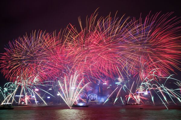 Красочный праздничный салют над Гонконгским конференц-центром и выставочным центром во время Новогодних торжеств, Китай. 1 января 2017 года - Sputnik Беларусь