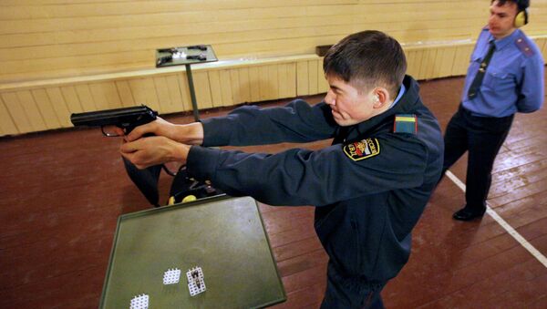 Сотрудник милиции ведет огонь из пистолета Макарова, архивное фото - Sputnik Беларусь
